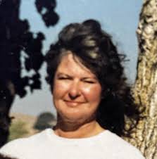 Dinah Holt's Instagram, Twitter & Facebook