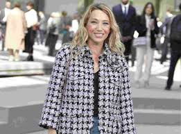 Cette évolution a obligé johnny hallyday à poursuivre son traitement à l'hôpital au lieu de simplement recevoir les injections à domicile. Laura Smet Sa Mere Devoile Une Photo D Elle Et De Johnny Hallyday Attendrissante