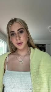 Annie Lamarche: Un Voyage de Couleurs et d'Émotions