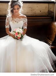 Braut Im Eleganten Hochzeitskleid Fur Russische Hochzeiten Hochzeitskleid Elegant Hochzeitskleider Vintage Braut