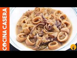 Cuando el sofrito esté listo añadimos el caldo y los guisantes. Calamares Encebollados Recetas De Cocina Youtube