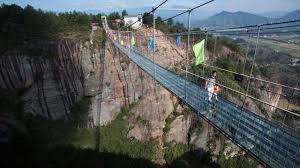 Le pont piéton en verre le plus long du monde est victime de son succès. Chine Un Pont Suspendu En Verre En Pleine Montagne Video Toulon Maville Com