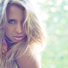 Laura Bello's Instagram, Twitter & Facebook