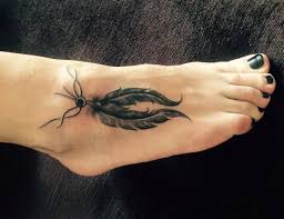 Covid 19 pandemie tattoo motive von der tattoo insel. Feder Raben Am Fuss Fur Frau Tattoomotive Net