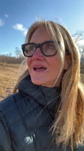 Robyn Trost's Instagram, Twitter & Facebook