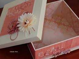 Caixa De Mdf Decorada Com Papel Caixa Em Mdf 25x25 Decorada Com Flores Carimbo De Arabesco E Perolas Parte Interna Revestida Com Papel De Caixas Artesanais Caixas Decoradas Decoracao Caixa