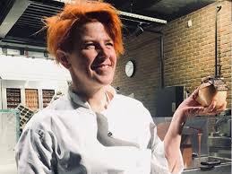 Soruları merak şef akademi yarışmasında jüri üyesi olarak katılmasının ardından merak konusu oldu. The Taste Turkiye Juri Uyesi Semsa Denizsel Kimdir