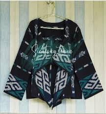 Sebagai pelengkap gaya penampilan wanita, blazer sendiri tidak harus selalu dipadukan dengan blus dan rok tapi bisa juga dikenakan kaos. Jual Blazer Rompi Kain Tenun Tradisional Lazada Co Id