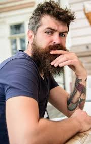 Sorg og problemer konseptet. Mann med skjegg og bart ser ikke frisk ut.  Hipster med skjegg ser usunn ut. Skjeggete mann i strengt ansikt ser trist  og plaget ut, lider av problemer –