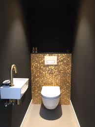 wel heel gedurfd maar wel een eye catcher combinatie met dan witte toilet en wastafel minder mooi toilet ontwerp toiletideeen toilet verbouwing