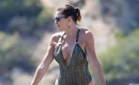 Regista delle più importante sfilate italiane, diede vita alla passerella. Alba Parietti Sparisce La Cellulite E Allora Foto Ritoccate La Lezione Della Showgirl Libero Quotidiano