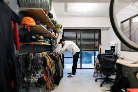 趣味の部屋 の広さは約6畳 置きたいもののサイズや量に合わせて 棚やハンガーラックを造作した インテリア 収納 趣味の部屋 ブルックリンスタイル キッチン