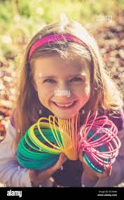 Portrait of smiling little girl avec couleurs prismatiques en spirale Photo  Stock