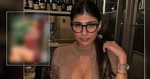 Mia khalifa on friday said she is 'still standing with the farmers' after her comments, criticising the treatment being meted to the protesting farmers, drew sharp reactions. Mia Khalifa In A Sheer Bodycon Dress With Her Hot Specs Look Is Justifying Her Brown Girl With Glasses Bio World Of Youth News
