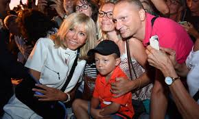 Les jeunes mariés sont désormais installés ensemble à la hulpe, dans un espace plus grand que le petit duplex qui a vu naître leur idylle. France Pourquoi Brigitte Macron Est Elle Apparue Le Bras En Echarpe