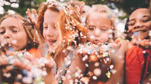 Coriandoli di carnevale dolci biscotti di pasta frolla cotti al forno e glassati. Coriandoli Di Carnevale Ecco Perche Non Si Dovrebbero Usare Foto