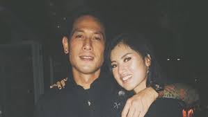 Chef asal manado yang lahir pada 20 juli 1975 ini, kurang begitu hot dibahas di indonesia, karena chef ini lebih terkenal di luar negeri. Kekasih Chef Juna Kesal Ditanya Soal Agama Usai Posting Ini