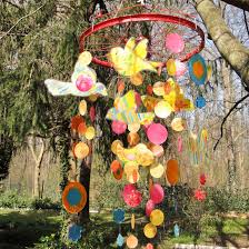 Fahrrad Rad Mobile Mit Laminierten Vogel Schmelgranulatscheiben Und Perlmuttketten Im Garten Am Walnussbaum Basteln Fruhling Sommer Basteln Fruhling Kreativ