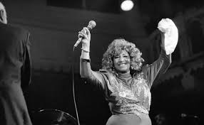Celia Cruz: el día en que la Reina de la Salsa volvió a tocar suelo cubano  tras 30 años en el exilio (y el montoncito de arena que se llevó para su