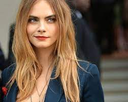 make up fur blonde haare auswahlen smokey eyes und knallrote lippen dunkelblondes haar und schwarze dunkelblonde haare haare blondieren schwarze augenbrauen