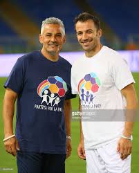 Roberto baggio was born on february 18, 1967 in caldogno, veneto, italy. Roberto Baggio Poses With Alessandro Del Piero Prior To Roberto Baggio Alessandro Del Piero Ronaldo Football