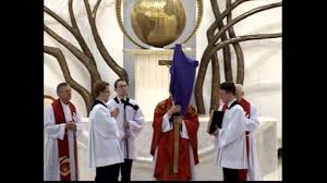 Wielki piątek to święto religijne obchodzone przez chrześcijan, które upamiętnia ukrzyżowanie jezusa chrystusa na górze kalwarii. Liturgia Wielkiego Piatku 2014 Youtube