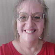 A woman who blames Columbo for the loss of her husband sets out to get back  at him. 😉 Great acting by Helen Shaver as Mrs. Dimitri! ❤️