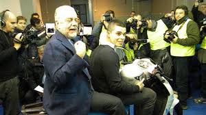 Inseguimento tra le strade di napoli: Video E Fotogallery De Laurentiis Regala Lo Scooter Al Ragazzo Che Lo Porto Via Dalla Lega Presente Striscia
