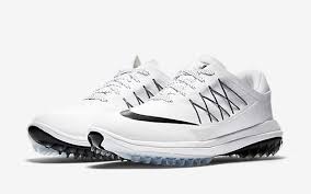Leader sur le marché du sport et notamment des baskets, nike propose des paires parfaitement adaptées au running et à toutes les autres pratiques sportives, du golf au tennis en passant par les sports collectifs. Chaussure De Golf Nike Lunar Control Vapor Chaussures Femme Nike Sports Mode Ventes Pas Cher Com