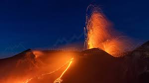 #catania piazza teatro piena di pietre laviche cadute dopo la forte #eruzione dell' #etna pic.twitter.com/zrwornklnb. Attivita Eruttiva Etna Fine Febbraio 2020 Youtube