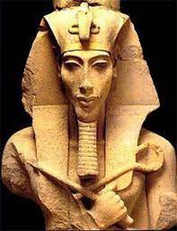 Le pharaon prête aussi un grand bout de ses territoires aux prêtres pour qu'ils construisent des temples. Le Pharaon Akhenaton Voyage Egypte Oasis Egypte