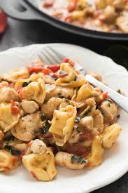 This Italian Chicken Tortellini Skillet Is An En Easy Meal Made Completely In One Pot Loaded With Roasted R Chicken Tortellini Tortellini Tortellini Recipes