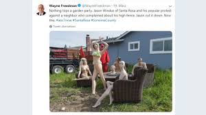 Immer mal wieder sind gerichte gezwungen, über die zulässigkeit des. Nachbarschaftsstreit In Kalifornien Endet Mit Fkk Gartenparty Stern De