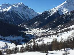 Born in portland, maine to a musically inclined family (her mother was once an opera singer) and on stage from the age of 5, singer/actress linda lavin graduated from the college of william and mary with a theatre degree. Kirche San Guerg Lavin 2021 All You Need To Know Before You Go Tours Tickets With Photos Tripadvisor