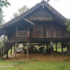 Rumoh aceh adalah rumah adat khas aceh dan paling populer sehingga menjadi ikon aceh. Rumah Adat Aceh Berusia 100 Tahun Di Aceh Timur