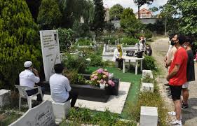 Rahmetli türk rock sanatçısı barış akarsunun mezarlığı amasra şehir mezarlığında bulunuyor. Baris Akarsu Dogum Gununde Mezari Basinda Anildi