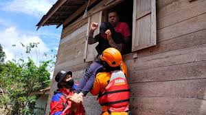 Korban banjir di kecamatan cempaka banjarbaru kalimantan selatan terus di evakuasi oleh pihak bpbd kalimantan selatan. Dm9fywqson50am