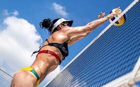 O vôlei de praia é uma adaptação do voleibol, normalmente disputado em quadra, para as areias. Uz4ttkt4dsymxm
