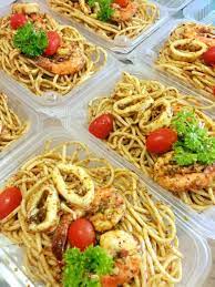 Perlahankan api semasa menumis bawang putih dan cili kering untuk elakkan. Puan Nurha Bermurah Hati Kongsi Rahsia Resipi Spagetti Seafood Aglio Olio Nya Jadi Rebutan