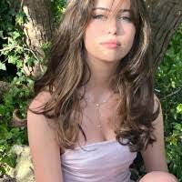 Elizabeth Sadler's Instagram, Twitter & Facebook