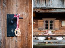 Brautshooting In Der Egerner Alm Mit Bildern Flaschenoffner Wand Hochzeitstracht Braut Dirndl
