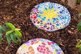 Zum mosaik selber machen benötigt man fliesenkleber, fugenmörtel, verschiedenfarbige fliesen, einen zahnspachtel, eine fliesenzange, einen fugengummi und einen bleistift. Diy Mosaik Gehwegplatten Fur Den Garten Hausbau Garten Diy Inspirationen Baby Kind Und Meer