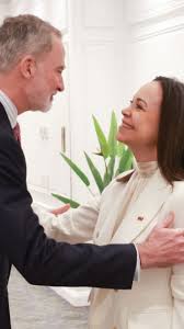 🤳👑 El inesperado momento en el que una senadora chilena le pide un selfie  al rey Felipe VI , El Rey se encontraba en Chile para la toma de posesión  del nuevo presidente, José Antonio Kast . Ahí se ha ...