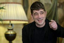 De rienzo abitava a roma dall'età di due anni, ma era molto legato alla città di napoli. 12zmr Tzexn Om