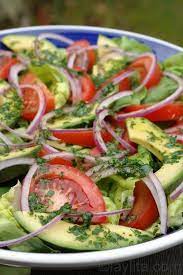 Tomato Avocado Lettuce And Red Onion Salad With Cilantro Lime Dressing Aderezo De Limon Ensaladas Frescas Comida