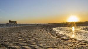 Onda que se propagou para fora da zona de geração, com aspecto regular e cristas longas. Praia Da Ilha Da Fuzeta Www Visitportugal Com