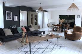 Cette Classique Maison En Pierres A Une Decoration Interieure Contemporaine Planete Deco A Homes World En 2020 Decoration Interieure Contemporaine Decoration Interieure Maison En Pierre
