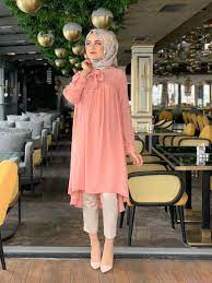 Tatlı suda doğduğu dönemlerde rengi beyaza daha yakın tonlarda iken tuzlu suya geçtikçe yediği besinlerden kaynaklı renklerdeki değişim daha da belirginleşir. Somon Rengi Nasil Kombinlenir