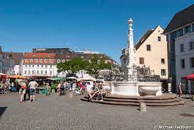 Darum, die stadt zu begehen, zu erleben und sich überall aufzuhalten. St Johanner Markt In Saarbrucken