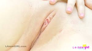 Heißes Teen zeigt langsam ihre kleine Vagina in 4K Nahaufnahme